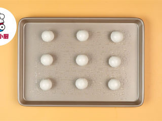 1、焦香烤汤圆三明治,烤盘刷油，放上汤圆9个