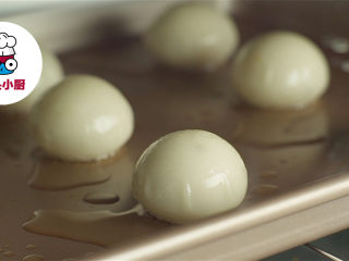 2、焦香烤汤圆三明治,在汤圆表面刷油，放入预热好180℃的烤箱中烤制约8分钟，取出