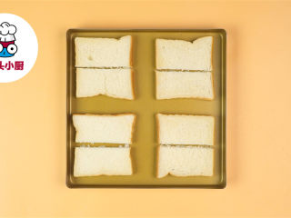 3、焦香烤汤圆三明治,吐司4片，对半切开，放入烤箱180℃烤制5分钟，取出