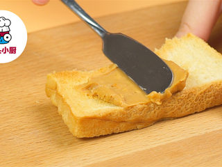 4、焦香烤汤圆三明治,吐司上均匀涂抹上花生酱，放上汤圆