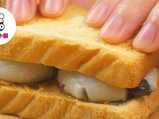 5、焦香烤汤圆三明治,再盖上一片吐司，稍微按压