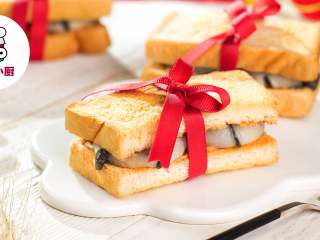 6、焦香烤汤圆三明治,用丝带定固定即可