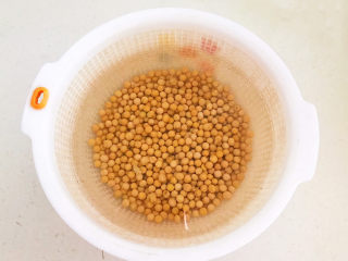 1、黄豆炖猪脚,把黄豆清洗干净后用冷水浸泡4个小时左右