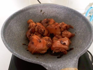 13、黄豆炖猪脚,翻炒均匀