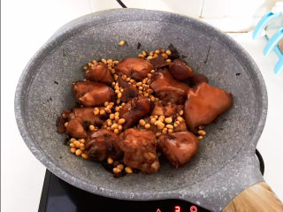 15、黄豆炖猪脚,翻炒均匀
