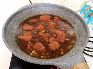 18、黄豆炖猪脚,烧至40分钟左右的时候给猪脚翻个身