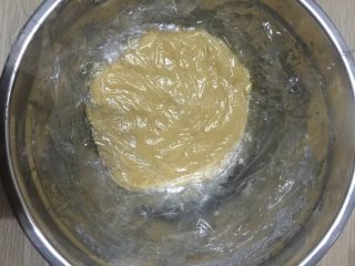5、莲蓉蛋黄月饼(Moon Cake)#中秋食饼记#,搅拌均匀,然后醒面一小时。