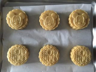 11、莲蓉蛋黄月饼(Moon Cake)#中秋食饼记#,然后放入烤箱上下火190度中层烤5分钟。
