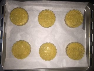 12、莲蓉蛋黄月饼(Moon Cake)#中秋食饼记#,然后月饼表面和周围均匀刷上蛋黄液,170度上下火中层烤15分钟。
