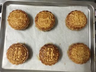 13、莲蓉蛋黄月饼(Moon Cake)#中秋食饼记#,这个就是烤好的月饼咯!