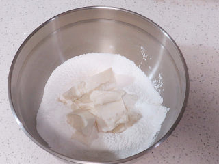 1、元宵节~萌萌哒卡通【小猪汤圆】 ,干净的容器里倒入糯米粉,然后加入内酯豆腐