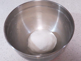 2、元宵节~萌萌哒卡通【小猪汤圆】 ,用手揉成团。内酯豆腐揉出来的汤圆更容易成团,煮完之后也不会瘫软变形,口感更弹,而且带有豆腐的清香