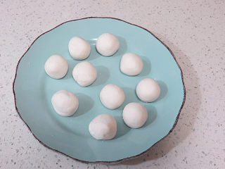 3、元宵节~萌萌哒卡通【小猪汤圆】 ,然后分出来 15g一个的小面团。可以做很多,但我先做十个尝尝:)。剩余的盖好保鲜膜留着做耳朵和鼻子的部分