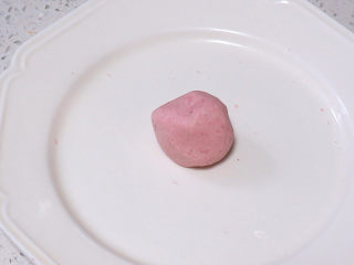 7、元宵节~萌萌哒卡通【小猪汤圆】 ,剩余的糯米团取出一小块,加入少量红曲粉或者红色素,揉成粉红色的糯米团