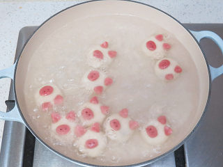 10、元宵节~萌萌哒卡通【小猪汤圆】 ,水烧开之后,下锅,煮三分钟左右,时间久一些也没关系