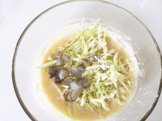 7、宝宝版日式大阪烧,将圆白菜丝、虾仁倒入碗中