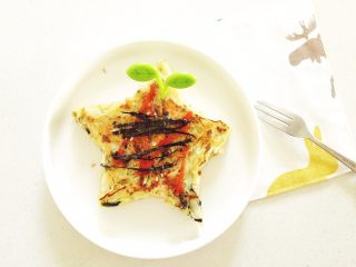 11、宝宝版日式大阪烧,出锅，挤上自制的番茄酱，撒上一点海苔碎，宝宝要开动喽。