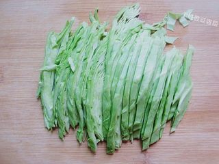 2、包菜煎饼,包菜洗净，切丝备用