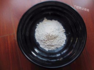 3、包菜煎饼,准备一个碗，面粉过筛，这样口感更好