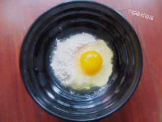 4、包菜煎饼,加入一个鸡蛋