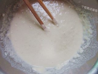 5、包菜煎饼,加入水，盐搅拌至无干粉的浓稠面糊状