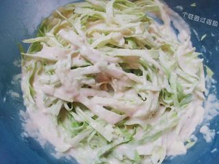 6、包菜煎饼,再倒入事先准备好的蔬菜，翻拌均匀。蔬菜的量很大，所以面糊显得有些很少。不用担心，面糊的做用只是起粘结的做用，不需要把蔬菜都弄得粘糊糊的。