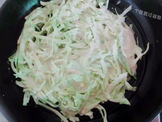 8、包菜煎饼,倒入蔬菜面糊，摊开，整成圆形