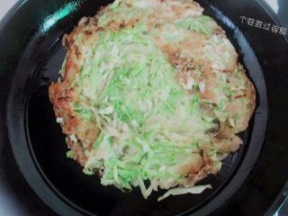 9、包菜煎饼,小火慢慢加热。不要开大火哦，一是小火方便整形，二是避免底部糊掉而里面还没熟。我建议最好不要盖锅盖，因为水气会让煎饼的表皮变得湿湿的，口感不会