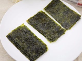 10、包菜煎饼,煎饼的同时，准备好即食海苔，就是那种催催的，用手捏碎，准备好海苔碎