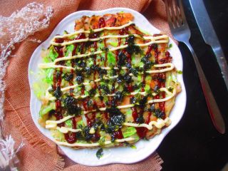 11、包菜煎饼, 大概3-4分钟后翻面,使两边都煎成焦黄色即可（ps:这里不要总是翻面,这样容易散开,所以最后一面煎好后再煎另外一面）