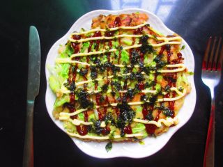12、包菜煎饼,. 把照烧酱和沙拉酱挤在煎好的包菜饼上，如果没有可以用甜面酱等代替，最后撒上海苔碎就可以开吃辣~