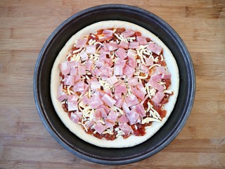 7、培根口蘑芝香披萨,第三层铺上培根。