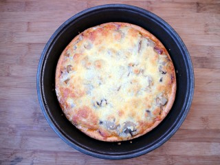 11、培根口蘑芝香披萨,表面微微焦黄,即可取出。