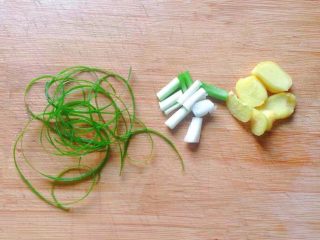 4、照烧鸡腿,生姜切片、葱白切小段、葱叶撕细条备用