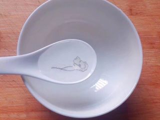 5、照烧鸡腿,来调照烧汁:取一小碗,加入2汤勺白醋