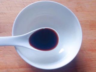 6、照烧鸡腿,加入1汤勺生抽