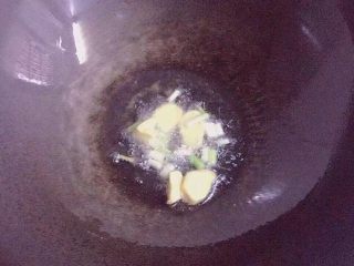 11、照烧鸡腿,锅中放入少许油,放入姜片、葱白炒香