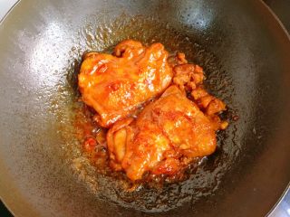 16、照烧鸡腿,慢慢的汤汁会变得很粘稠,期间要不定时的翻面,使鸡肉全部裹上汤汁并入味