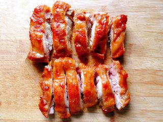 17、照烧鸡腿,取出、切成小块即可