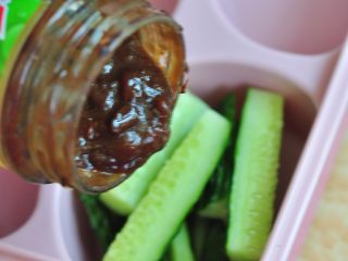 11、韩式紫菜包饭便当,做紫菜包菜剩下的黄瓜切条放入，表面倒些黄豆酱，就是酱拌黄瓜。