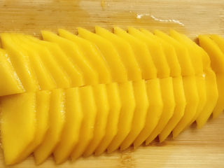 4、芒果披萨,切成薄片