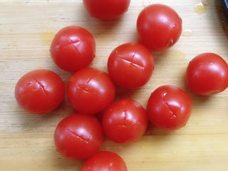 5、芒果披萨,准备熬好小番茄，表皮切十字