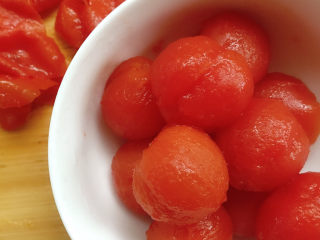 8、芒果披萨,番茄放入碗中