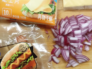 14、芒果披萨,准备好奶酪片和脆皮肠