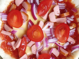 18、芒果披萨,两个小番茄切薄片放在上面