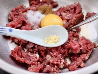 4、蒜黄牛肉饺子,加入鸡精增加口感。