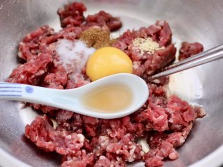 5、蒜黄牛肉饺子,加入料酒去除肉腥异味。