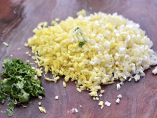 9、蒜黄牛肉饺子,蒜黄和香菜洗净后，用刀切碎。