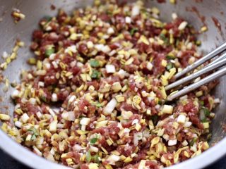 11、蒜黄牛肉饺子,把所有的食材混合搅拌均匀即可。