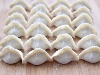 14、蒜黄牛肉饺子,依次包好所有的饺子。